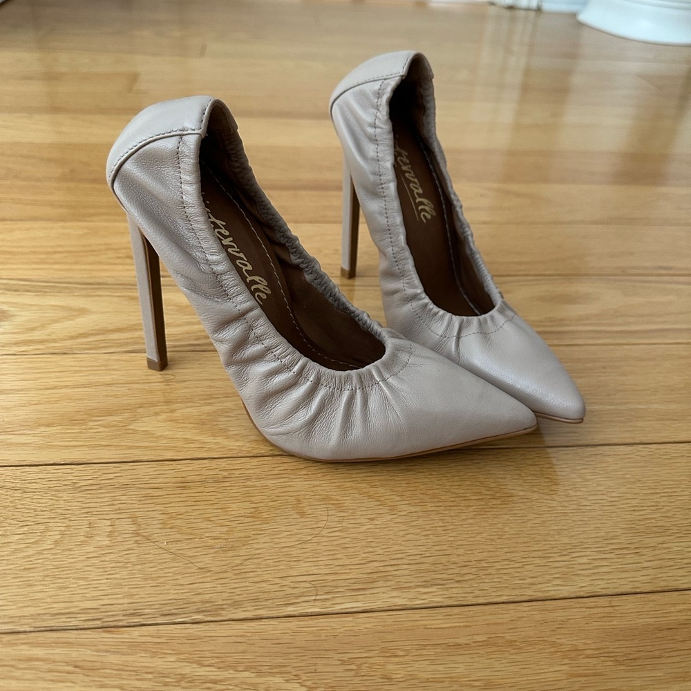 L'INTERVALLE Cream Heels with Ruched Design - Picture 2 of 3